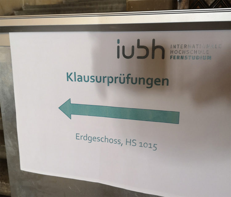 Zettel zum Klausurzimmer im IU Prüfungszentrum in Freiburg