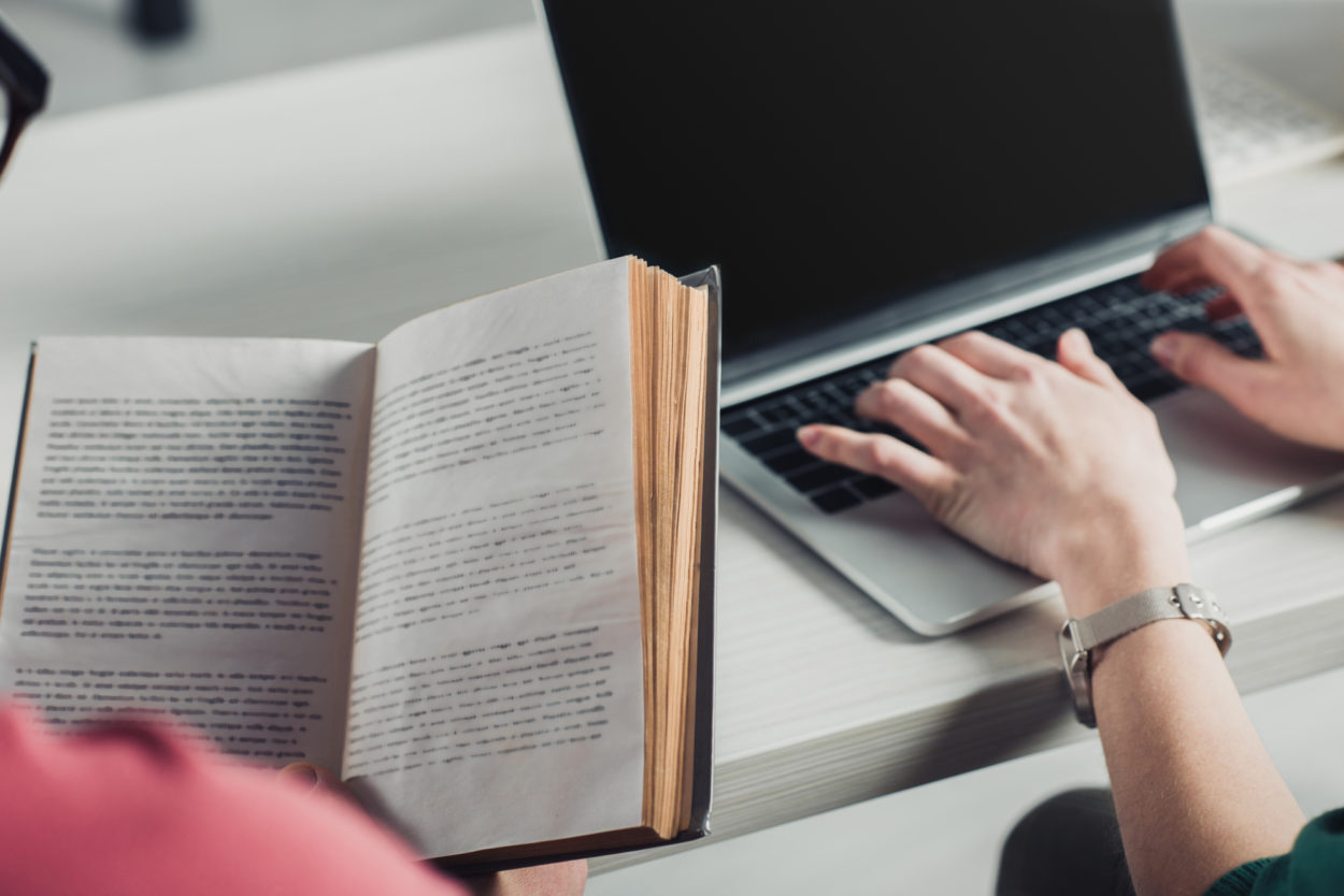 Zeitmodelle im dualen Studium, Lernen, Buch und Laptop