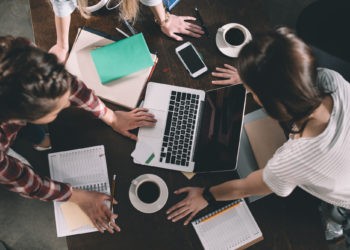 IUBH Fernstudium: Mehr Flexibilität bei den Prüfungsformen, Studenten am Laptop, Hausarbeit