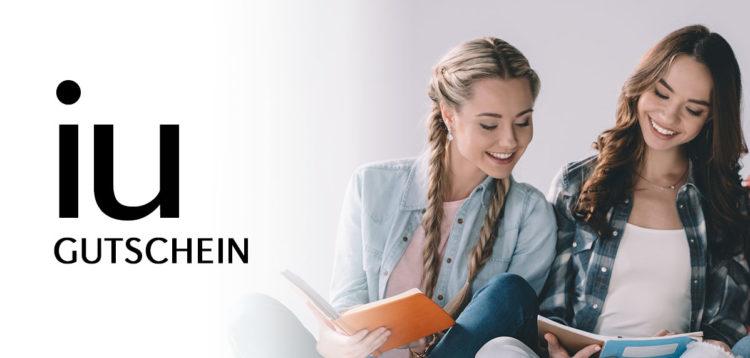 IU Gutschein, Fernstudium Rabatt, Studentinnen mit Bücher, Schriftzug der Hochschule