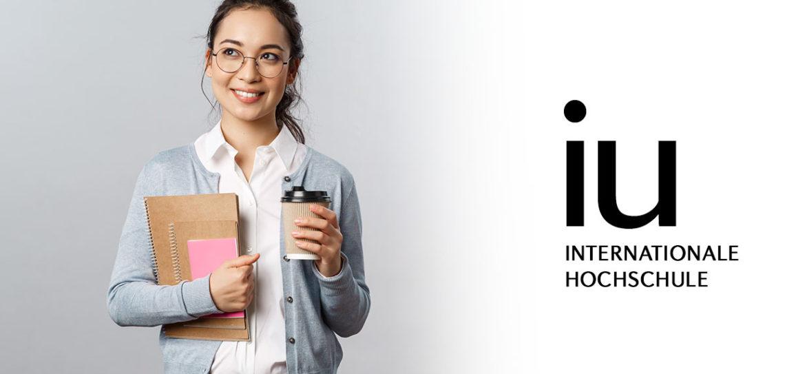 IU Fernstudium Urlaubssemester, Studentin mit Kaffee und Unterlagen in der Hand