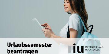 IU Fernstudium Urlaubssemester, Studentin mit Kaffee und Unterlagen in der Hand