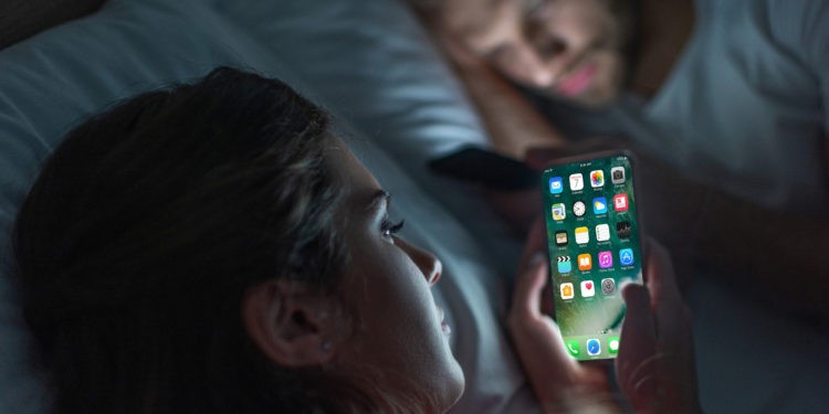 Mit Smartphone abends im Bett lernen
