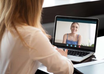 Studentin am Laptop, IU FocusBuddy, gemeinsame Lernzeiten