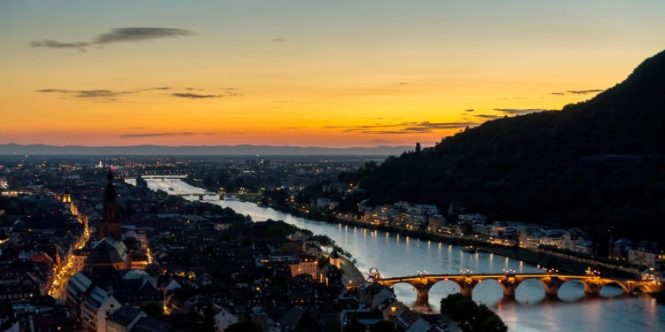 Blick auf Heidelberg und den Neckar bei Abend