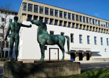 Eingang der Technischen Universität München, im Vordergrund ist die Bronzeskulptur zu sehen