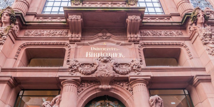 Schriftzug über dem Eingang der Universitätsbibliothek Heidelberg