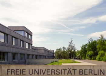 Freie Universität Berlin, Fotografie vom modernen Gebäude und FU Berlin Schriftzug
