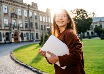 Studentin vor einer Hochschule, SRH Fernhochschule Infos