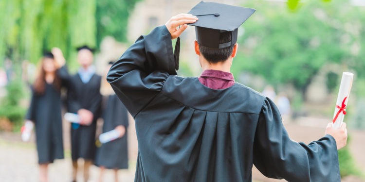 Abschlussfeier Masterstudium, Student mit Urkunde in der Hand