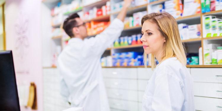 Zwei pharmazeutisch-technische Assistenten bei der Arbeit in einer Apotheke