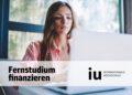Studentin am Laptop, Studienfinanzierung im Fernstudium an der IU