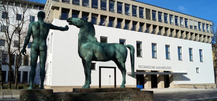 Bronzeskulptur vor dem Hauptgebäude der TU München