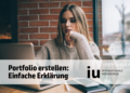 Studentin arbeitet an einem Portfolio im IU Fernstudium, Portfolio erstellen
