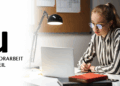 IU Studentin arbeitet an ihrer Bachelorarbeit