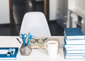 Schreibtisch mit Stiften, Bücher, Kaffee, IU Bachelorarbeit