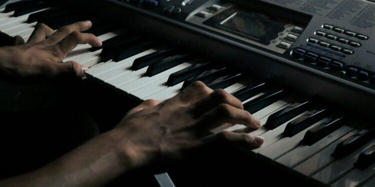 Student spielt Keyboard, aktives Musizieren