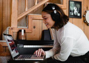 Studentin lernt und hört nebenbei Musik