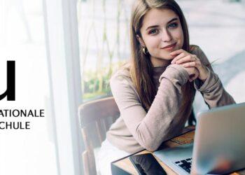 IU Studentin sitzt am Laptop, Anerkennung von Vorleistungen an der IU