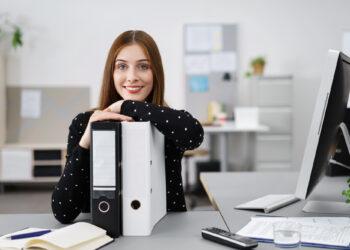 Medizinische Fachangestellte am Schreibtisch, Arzthelferin Gehalt