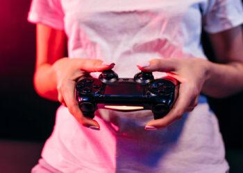 Studentin spielt auf einer Konsole, Nahaufnahme