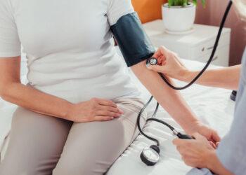 Krankenpfleger untersucht eine Patientin