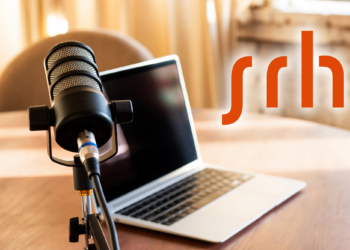 Podcast Aufnahme Equipment, SRH Fernhochschule Logo im Vordergrund