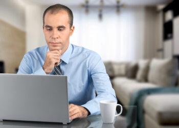 Elternteil am Laptop, digitaler Nachlass