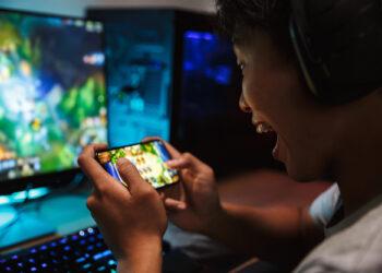 Student spielt am Handy