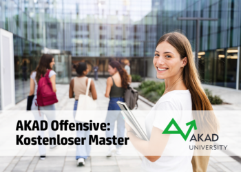 Studentin am Campus, mit Unterlagen in der Hand