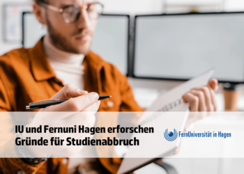 Student macht sich Notizen am Schreibtisch, Forschung von IU und Fernuni Hagen