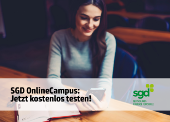 Studentin der sgd mit Handy am Schreibtisch, OnlineCampus