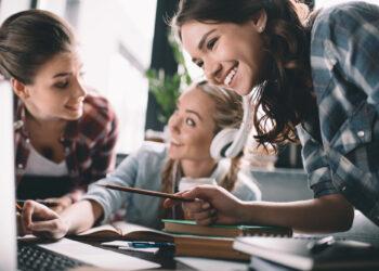 Studentinnen lernen gemeinsam, APOLLON Rabatt